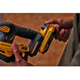 Stanley Akku-Deltaschleifer (SFMCW221D1S-QW), 18Volt schwarz/gelb, Li-Ion-Akku 2,0Ah, in Softbag
