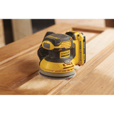 Stanley Akku-Exzenterschleifer (SFMCW220D1S-QW), 18Volt schwarz/gelb, Li-Ion-Akku 2,0Ah, in Softbag